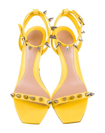 SANDALIAS DE TACÓN ALEXANDER MCQUEEN PUNK STUD DE PIEL AMARILLA CON CORREA EN EL TOBILLO