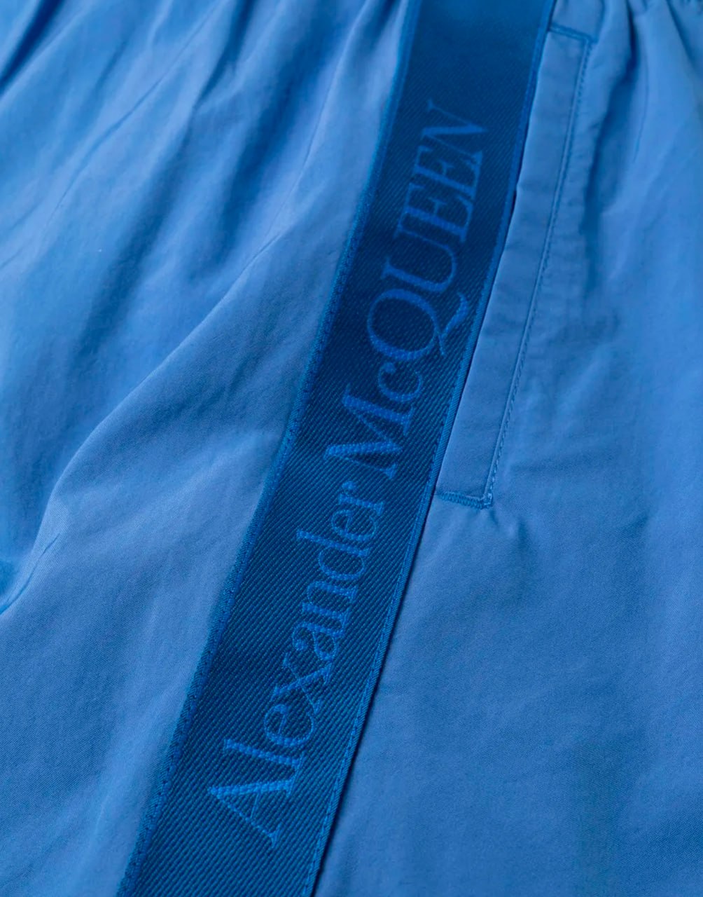 SHORTS DE PLAYA ALEXANDER MCQUEEN SELVEDGE CON LOGO EN JACQUARD DE COLOR AZUL ALICIA