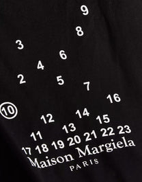 MAISON MARGIELA NUMERIC LOGO PRINT T-SHIRT | BLACK